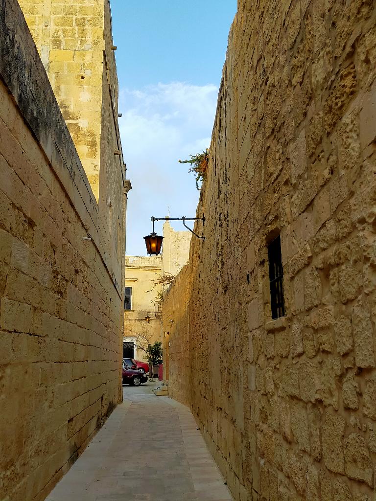 Wąska uliczka starówki w Mdinie, na Malcie.