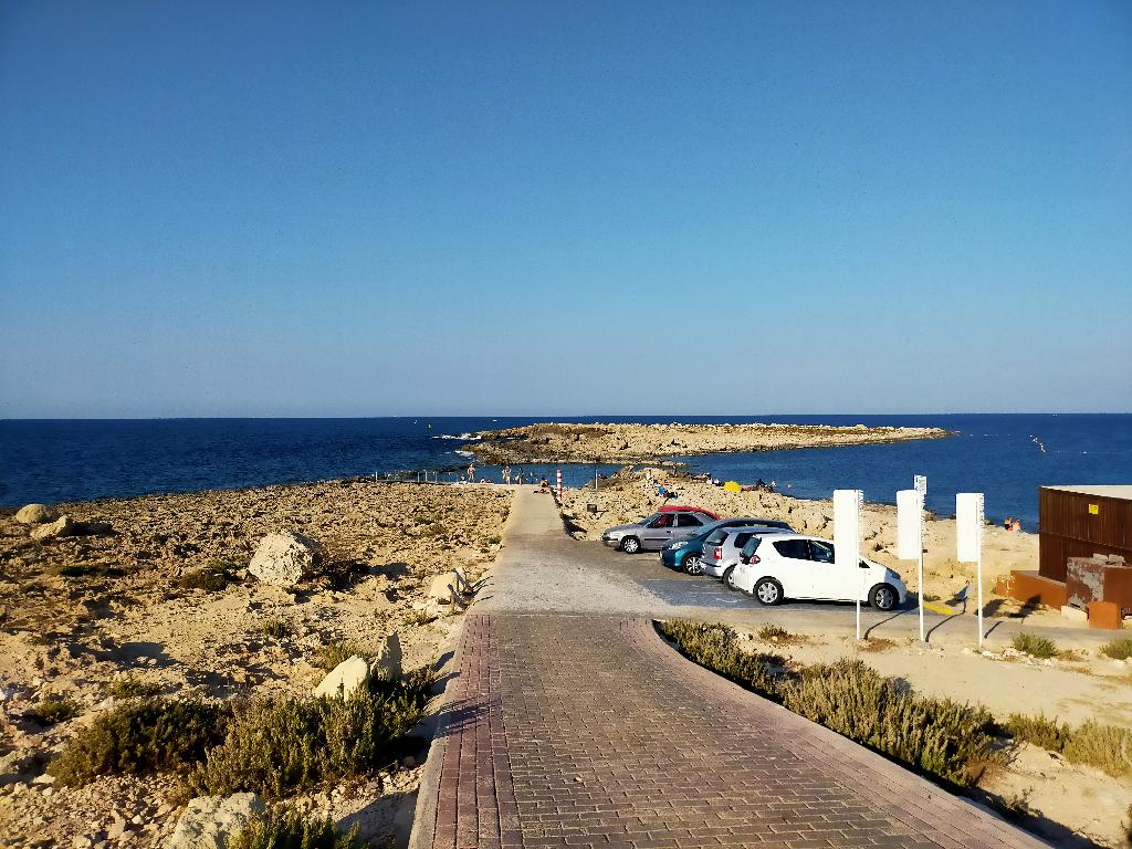 Asfaltowa droga prowadząca do plaży Qawra Point