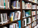 biblioteczka z arabskimi książkami