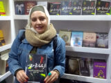 Hend prezentująca swoją debiutancką antologię opowiadań na targach książki w Kairze