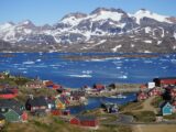 Widok na kolorowe domki w mieście Tasiilaq na Grenlandii